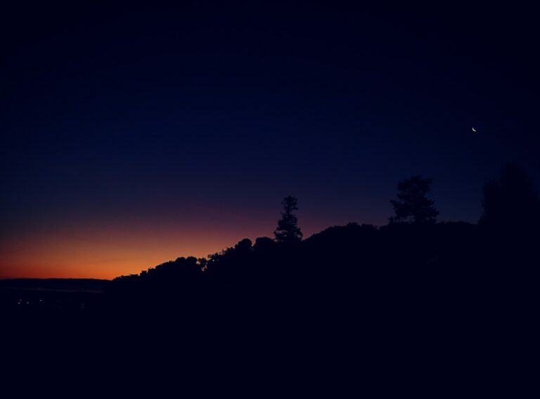Lua crescente no céu para mensagem de boa noite com Deus