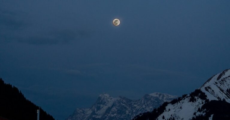 Boa Noite de Domingo para WhatsApp: 54 Mensagens 3 Lua sobre montanhas para boa noite de domingo
