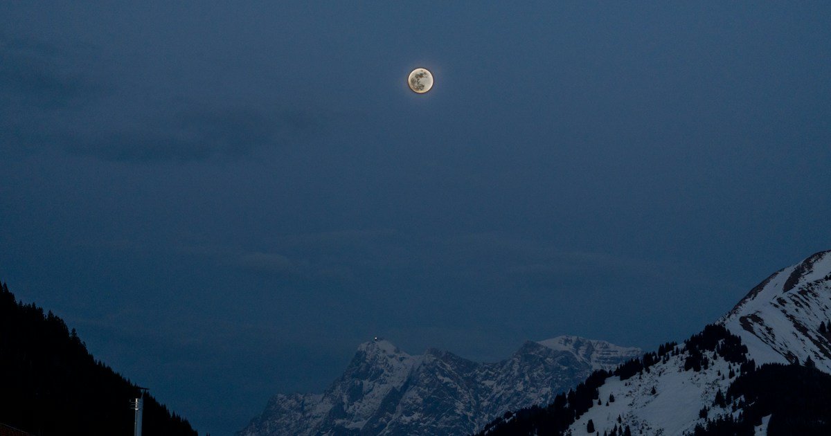 Boa Noite de Domingo para WhatsApp: 54 Mensagens 1 Lua sobre montanhas para boa noite de domingo