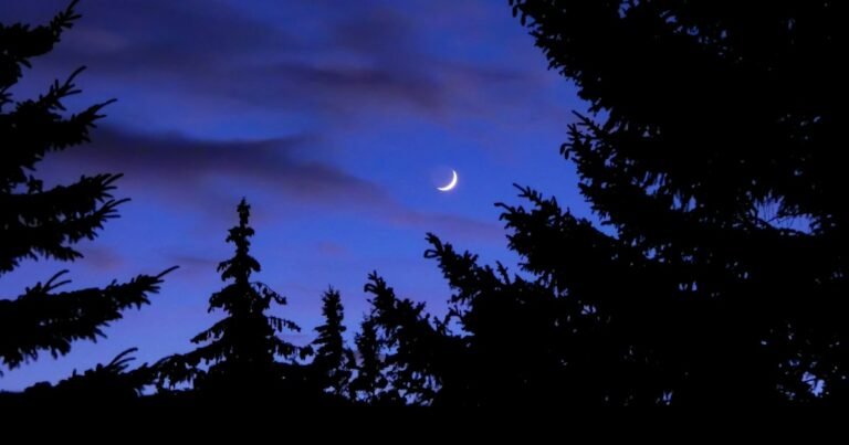 Lua ao entardecer para mensagem evangélica de boa noite
