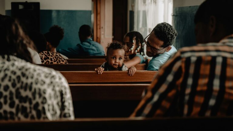 Mãe e filho juntos para carta emocionante de família