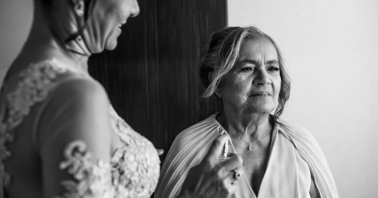 Mãe e filha em momento de apoio e carinho