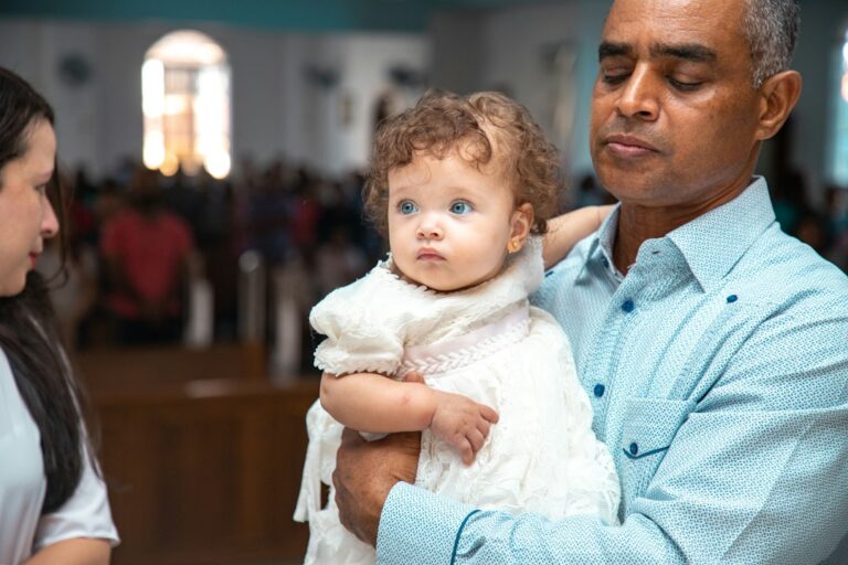 Pai segurando bebê para carta afetiva