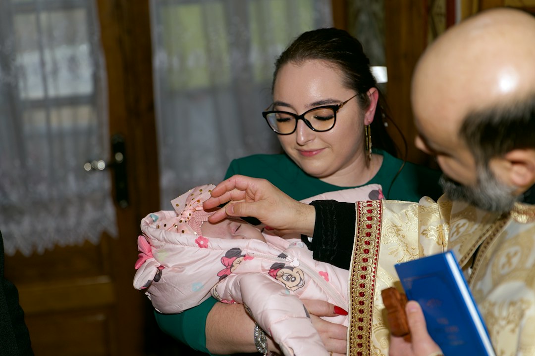 Família em cerimônia religiosa para carta de encontro com Deus