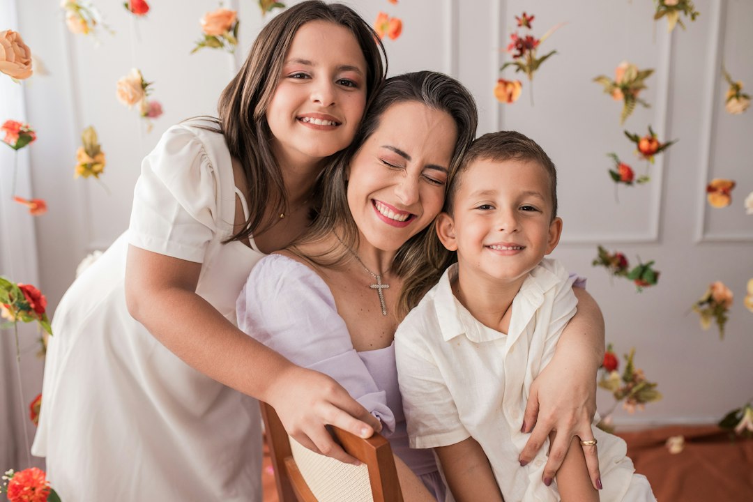 Declaração de Amor de Mãe para Filho: 50 Textos 1 Mãe e filhos em momento de carinho