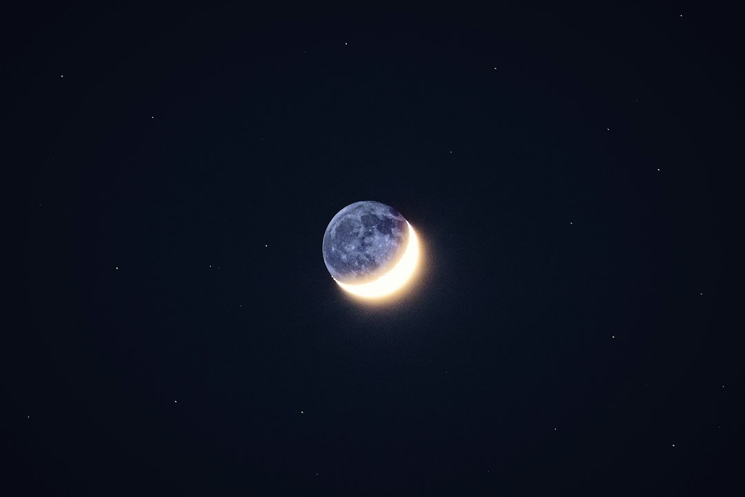 Meia-lua visível em céu escuro e limpo