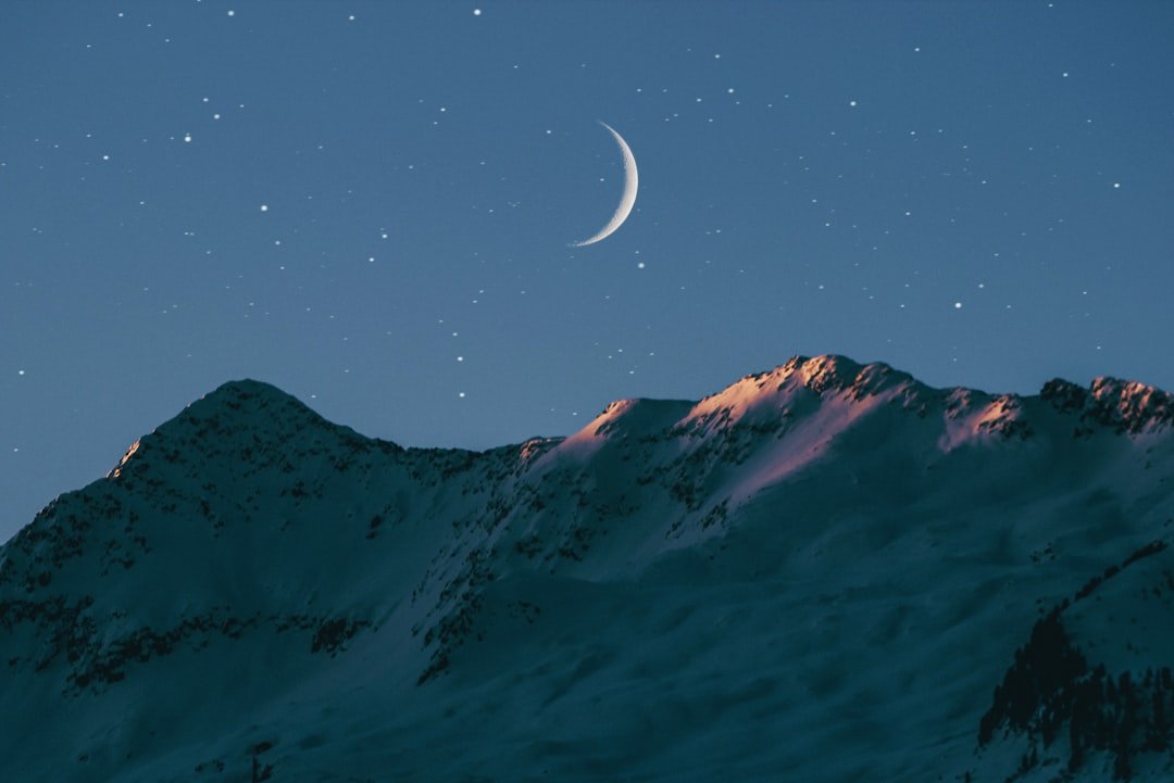Imagens Lindas de Boa Noite Abençoada: 50 Frases 1 Lua crescente acima de montanhas durante uma noite serena
