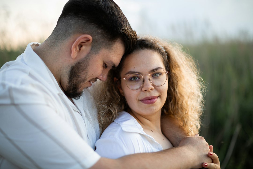 Casal próximo em um abraço afetuoso
