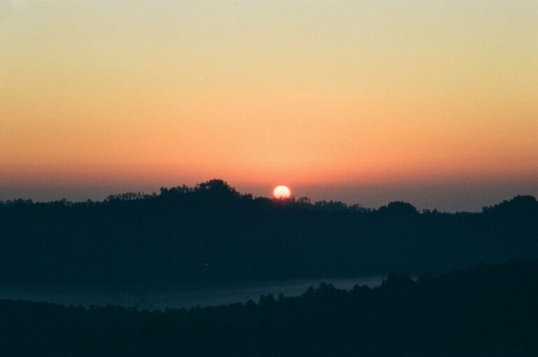 Amanhecer luminoso para mensagem otimista de bom dia