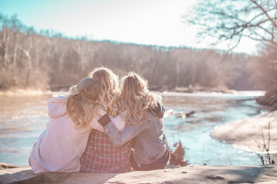 Amigas conversando junto à natureza e à água