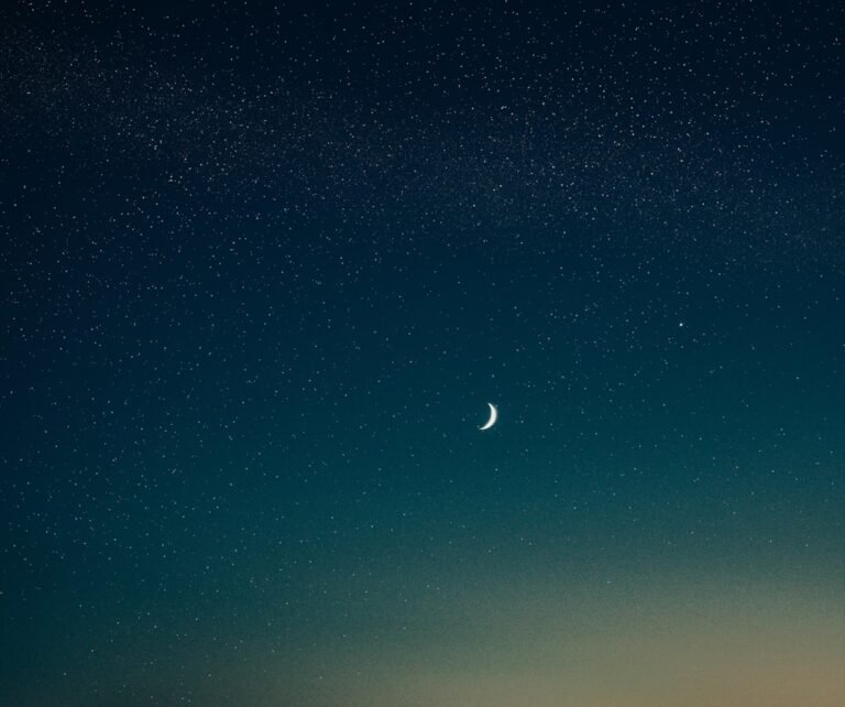 Lua cercada por nuvens em uma noite tranquila