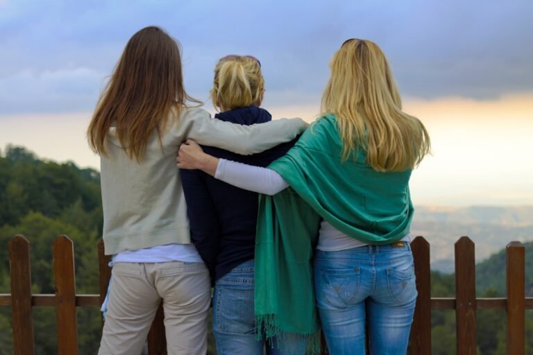 Três amigas juntas em ambiente acolhedor