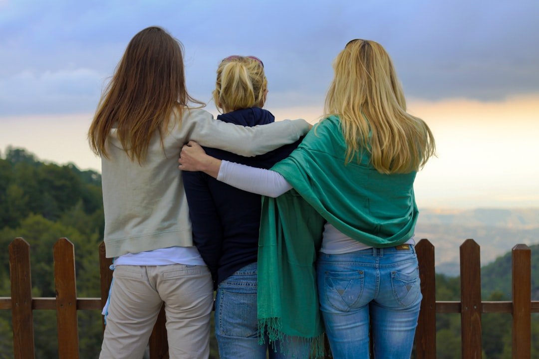 Oração de Santa Catarina para o Amor: 46 Preces com Respeito 1 Três amigas juntas em ambiente acolhedor